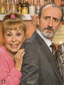 Vicenta Benito y Juan Cuesta en la serie española "Aquí no hay quien Viva"